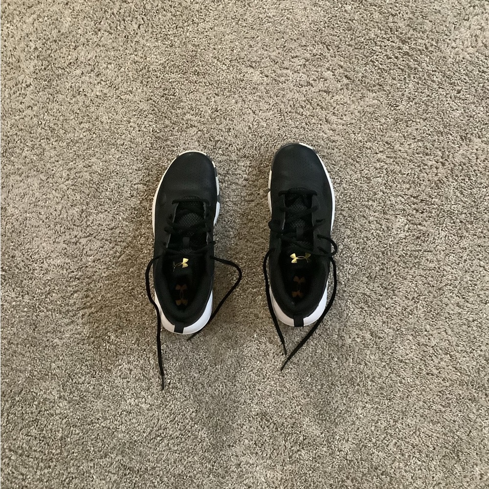 Boys 7Y under armour black shoes